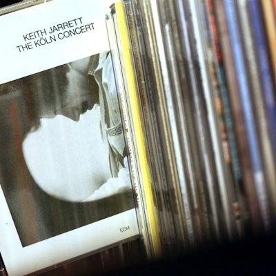 ARCHIV - 14.01.2015, Nordrhein-Westfalen, Köln: Ein Mann nimmt am 15.01.2015 in Köln (Nordrhein-Westfalen) die CD "The Köln Concert" von Keith Jarrett aus dem Regal. Mit dem «Köln Concert» hat Keith Jarrett vor 40 Jahren die Tür zum Jazz für viele neue Fans aufgestoßen. Foto\ Oliver Berg/dpa +++(c) dpa - Bildfunk+++ (zu dpa: «Wie ein Jazz-Konzert legendär wurde») Foto: Oliver Berg/dpa +++ dpa-Bildfunk +++