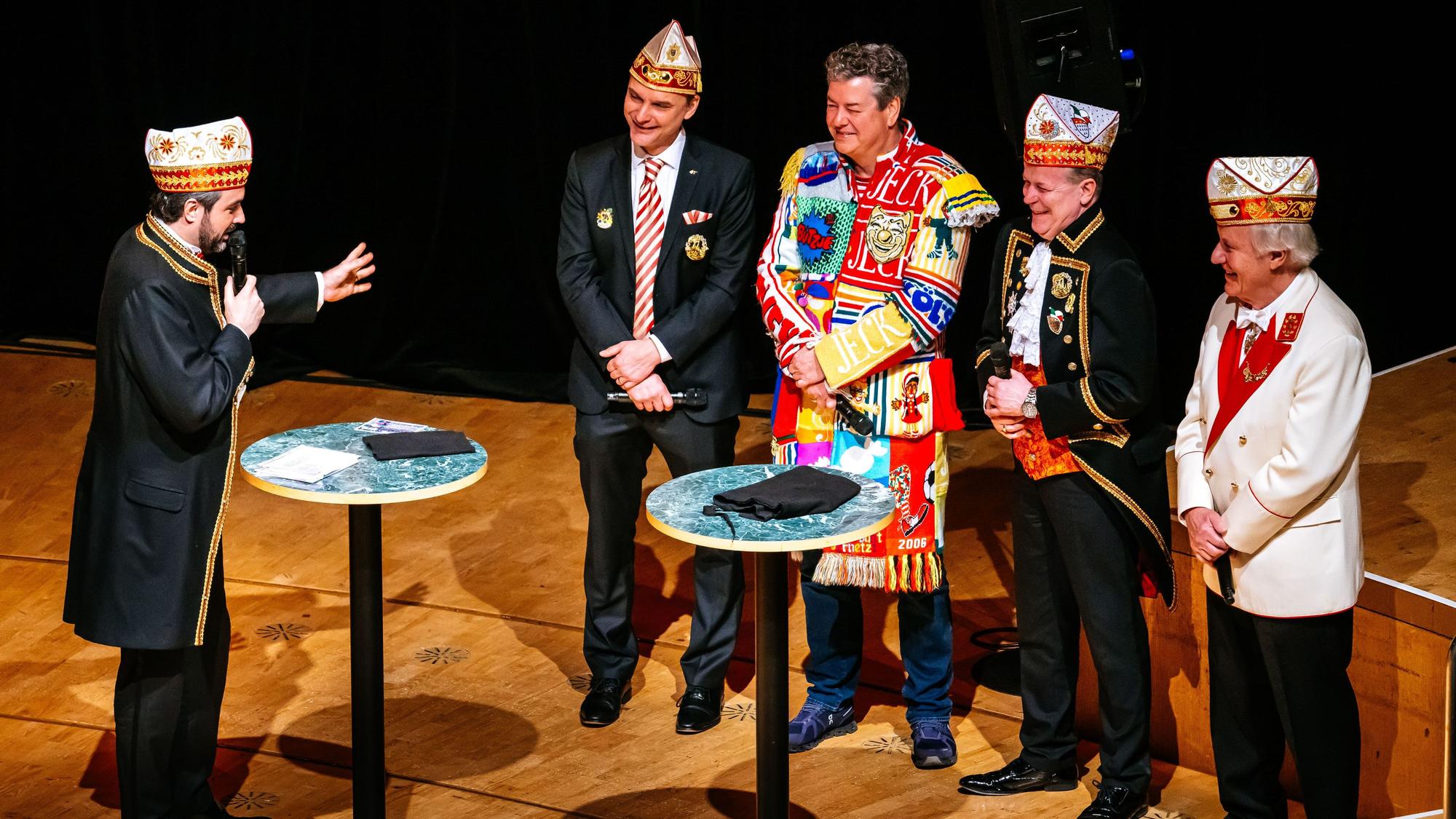 Ganz viel Rosenmontags-Erfahrung: Der neue Zugleiter Marc Michelske (l.) im Gespräch mit seinen Vorgängern Holger Kirsch (2019-2024), Alexander Dieper (2018-2019), Christoph Kuckelkorn (2005-2017) und Alexander von Chiari (1989-2005), die in der Philharmonie launige Geschichten über den Höhepunkt des Kölner Karnevals erzählten.