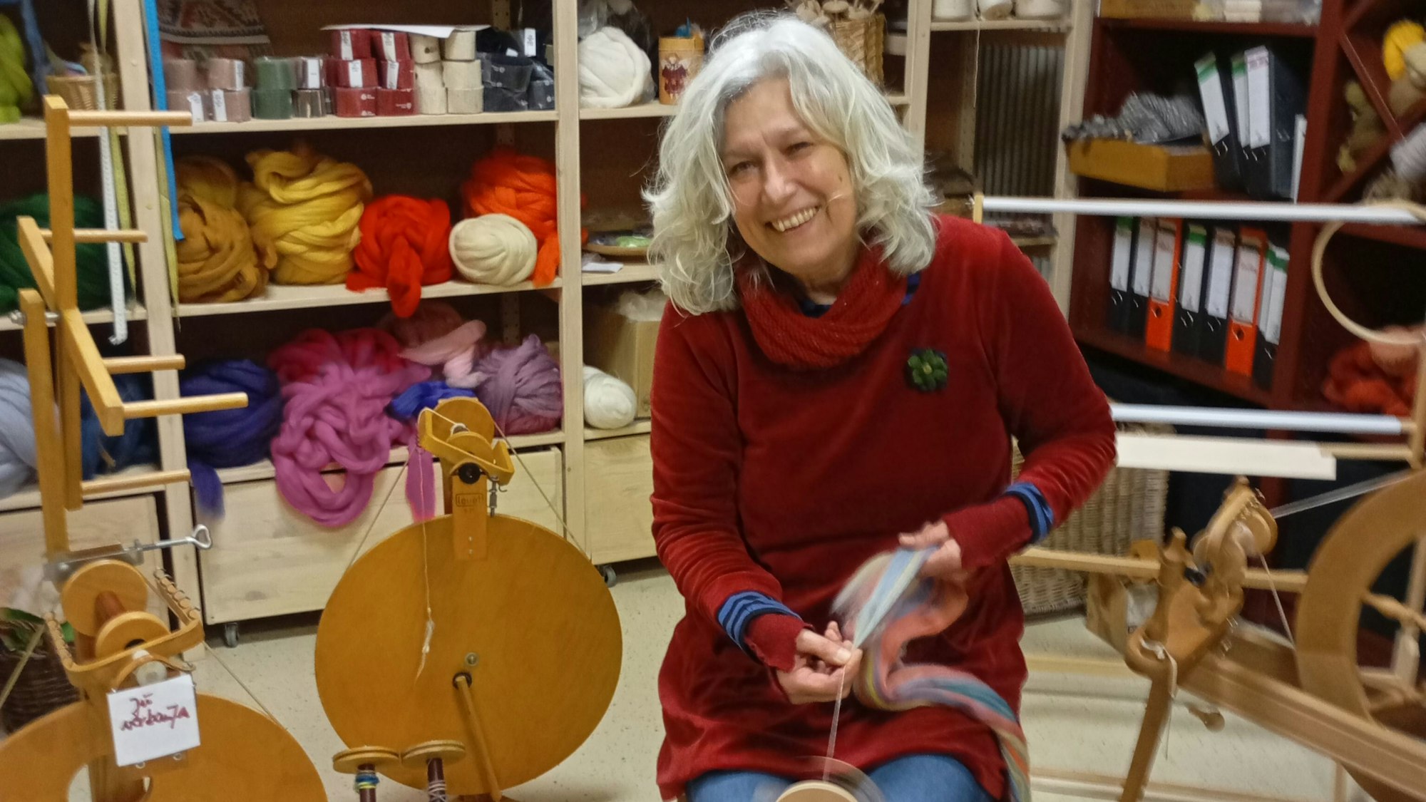 Das Foto zeigt Gaby Funke in ihrer Spinnstube in Kerpen.