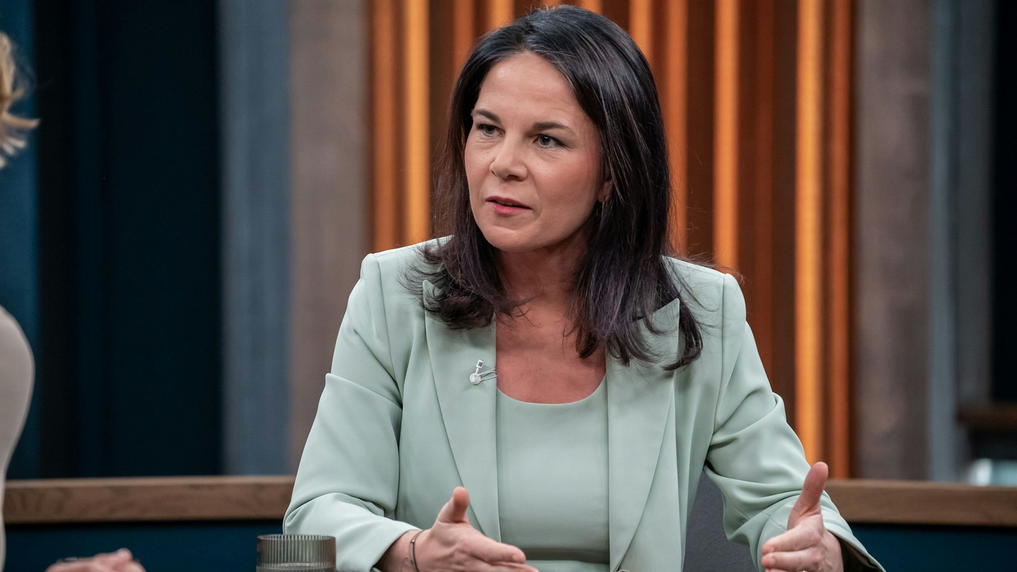 Annalena Baerbock (Grüne) am Sonntagabend im Gespräch mit ARD-Journalistin Caren Miosga.