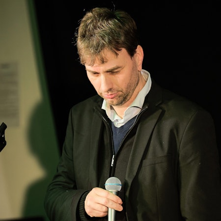 ARCHIV - 08.01.2025, Berlin: Der Bundestagsabgeordnete Stefan Gelbhaar (Bündnis 90/Die Grünen) reagiert auf seine ausgebliebene Wiederwahl als Direktkandidat für den Wahlkreis Berlin-Pankow zur kommenden Bundestagswahl. Bei einer Versammlung beschlossen die Grünen, statt Gelbhaar die Landesabgeordnete Julia Schneider ins Rennen zu schicken. (zu dpa: «Grünen-Politikerin begründet Parteiaustritt») Foto: Annette Riedl/dpa +++ dpa-Bildfunk +++