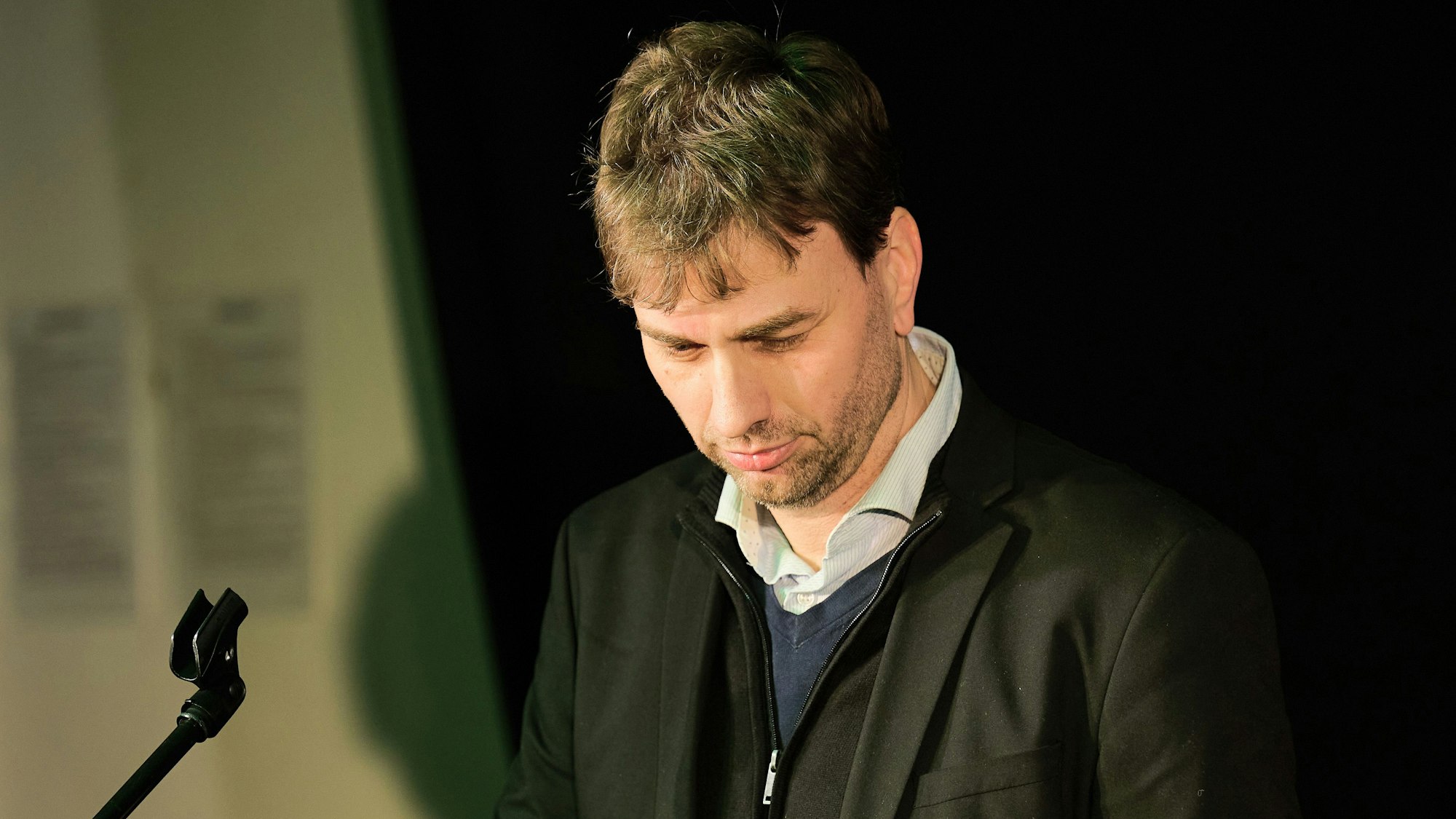 ARCHIV - 08.01.2025, Berlin: Der Bundestagsabgeordnete Stefan Gelbhaar (Bündnis 90/Die Grünen) reagiert auf seine ausgebliebene Wiederwahl als Direktkandidat für den Wahlkreis Berlin-Pankow zur kommenden Bundestagswahl. Bei einer Versammlung beschlossen die Grünen, statt Gelbhaar die Landesabgeordnete Julia Schneider ins Rennen zu schicken. (zu dpa: «Grünen-Politikerin begründet Parteiaustritt») Foto: Annette Riedl/dpa +++ dpa-Bildfunk +++