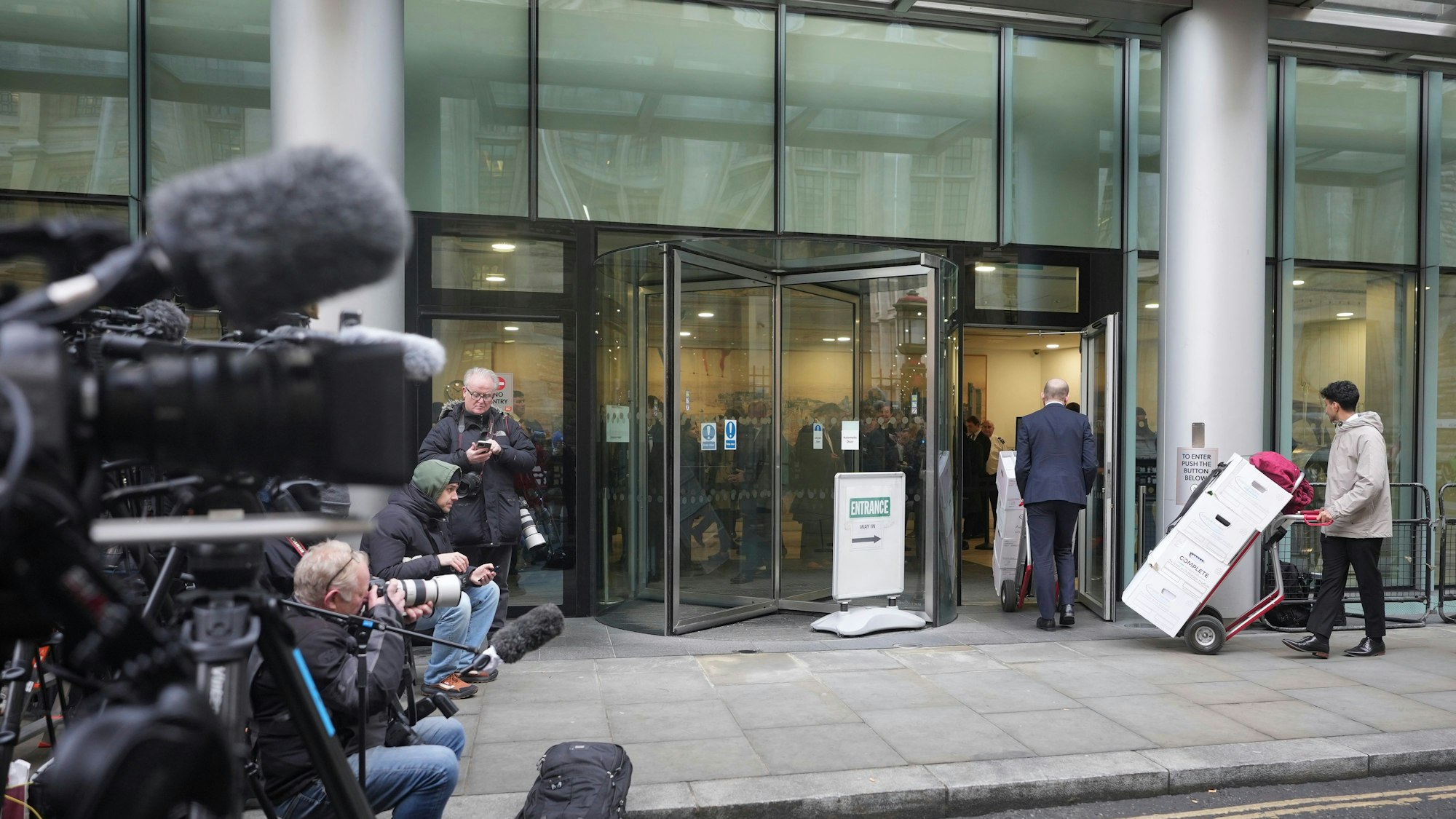 Medienvertreter beobachten, wie Anwälte und ihre Mitarbeiter am High Court eintreffen zu Prinz Harrys Zivilklage gegen den Verlag der britischen Boulevardzeitung „The Sun“.