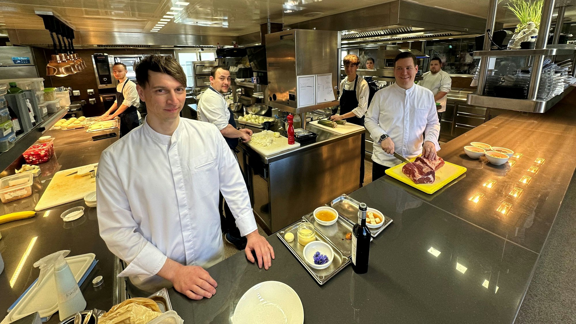 Blick in die Küche des Clostermanns Hof in Niederkassel-Uckendorf: Patissier-Chef André Siebertz (l.) und Küchenchef Thomas Gilles und das Team.