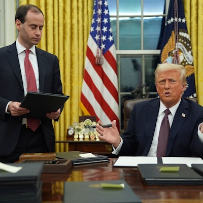 20.01.2025, USA, Washington: US-Präsident Donald Trump unterzeichnet Anordnungen im Oval Office des Weißen Hauses. Foto: Evan Vucci/AP/dpa +++ dpa-Bildfunk +++
