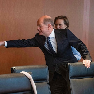 TOPSHOT - German Chancellor Olaf Scholz (R) reaches out for German Foreign Minister Annalena Baerbock at the start of the weekly cabinet meeting at the Chancellery in Berlin on January 15, 2025. (Photo by John MACDOUGALL / AFP)