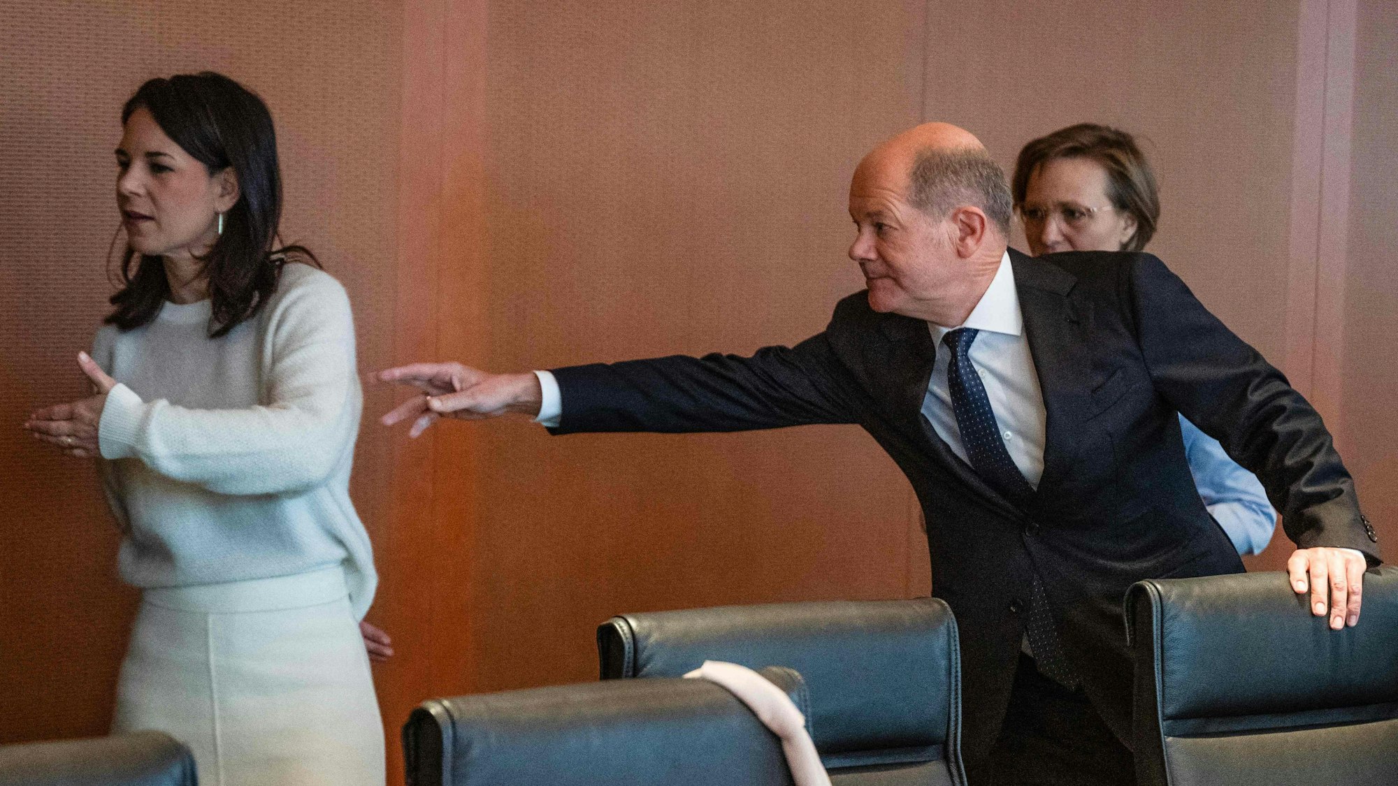 TOPSHOT - German Chancellor Olaf Scholz (R) reaches out for German Foreign Minister Annalena Baerbock at the start of the weekly cabinet meeting at the Chancellery in Berlin on January 15, 2025. (Photo by John MACDOUGALL / AFP)
