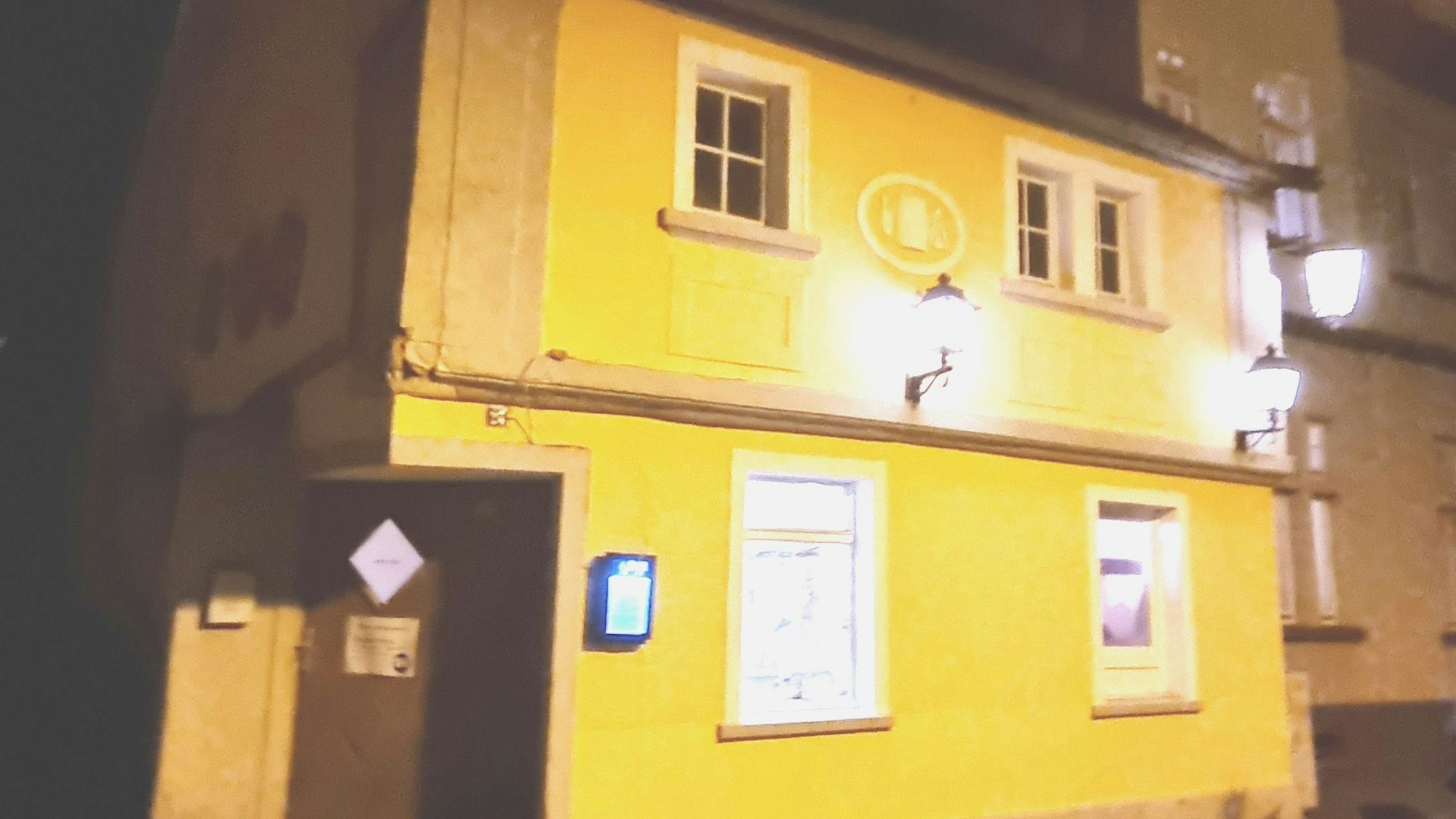 Ein altes Gebäude mit gelber Fassade.