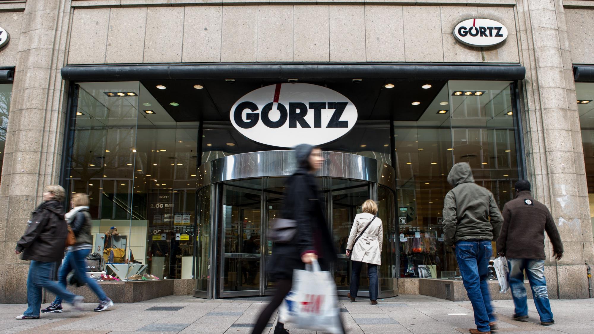 Passanten gehen vor dem Eingang des Hauptgeschäfts der Schuhhandelskette Görtz entlang.