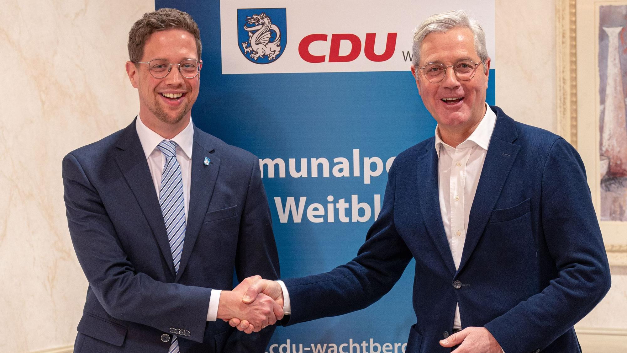 Swen Christian (l.) nimmt die Gratulation von Norbert Röttgen entgegen