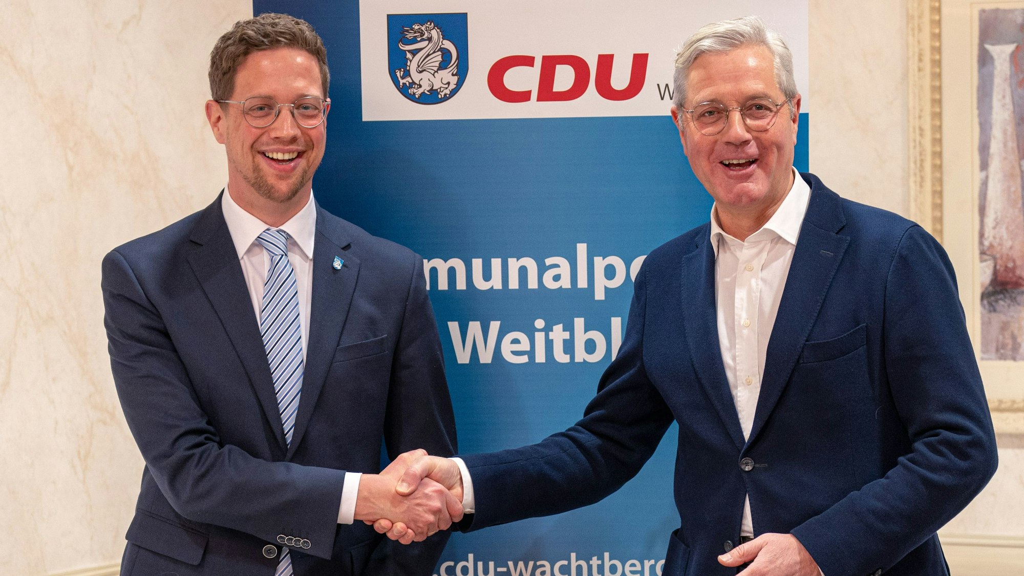 Swen Christian (l.) nimmt die Gratulation von Norbert Röttgen entgegen