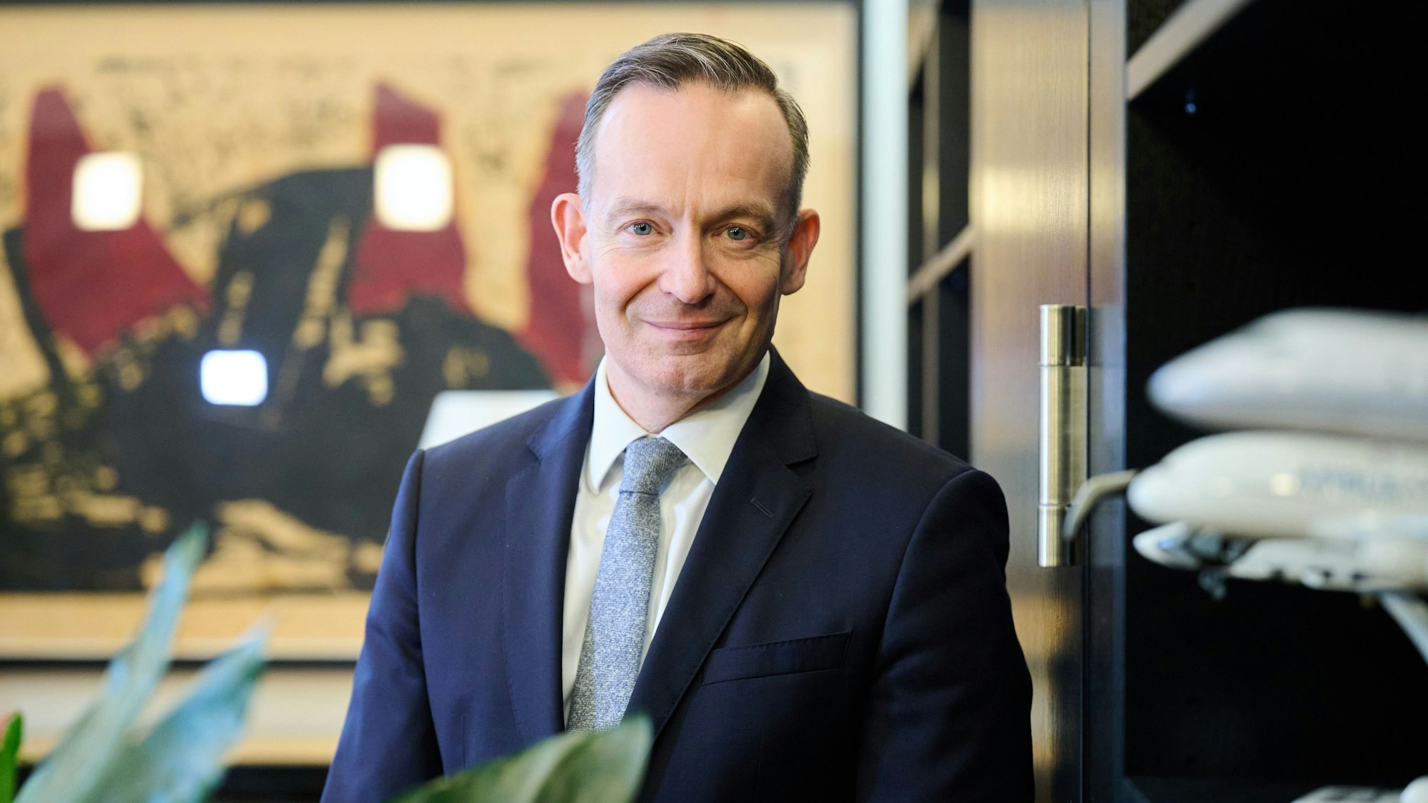 Volker Wissing, Bundesminister für Justiz, Digitales und Verkehr steht vor dem Interview mit der dpa in seinem Büro.