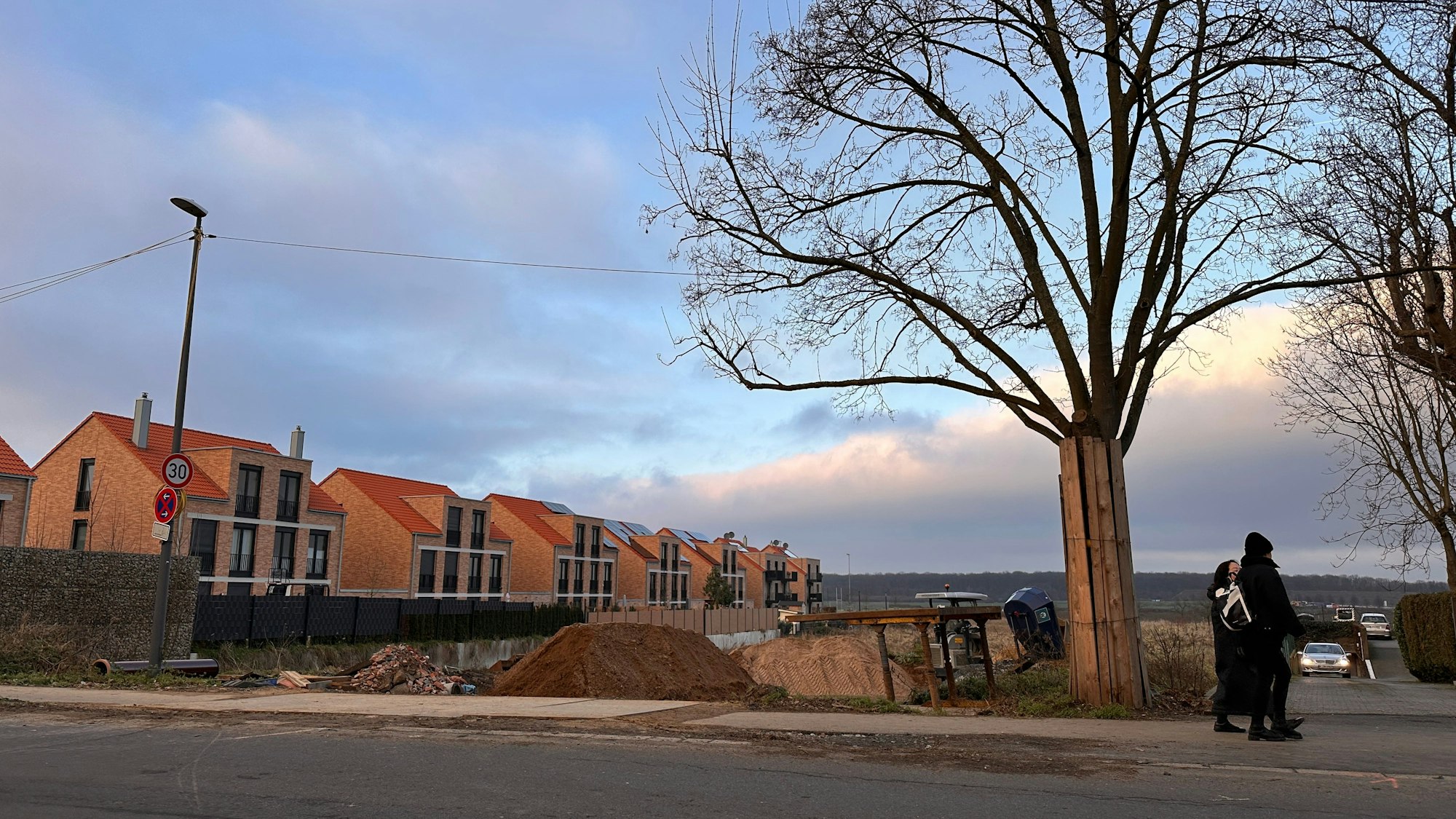 Von der Kapellenstraße werden neue Versorgungsleitungen für das Neubaugebiet Rondorf Nordwest gelegt.