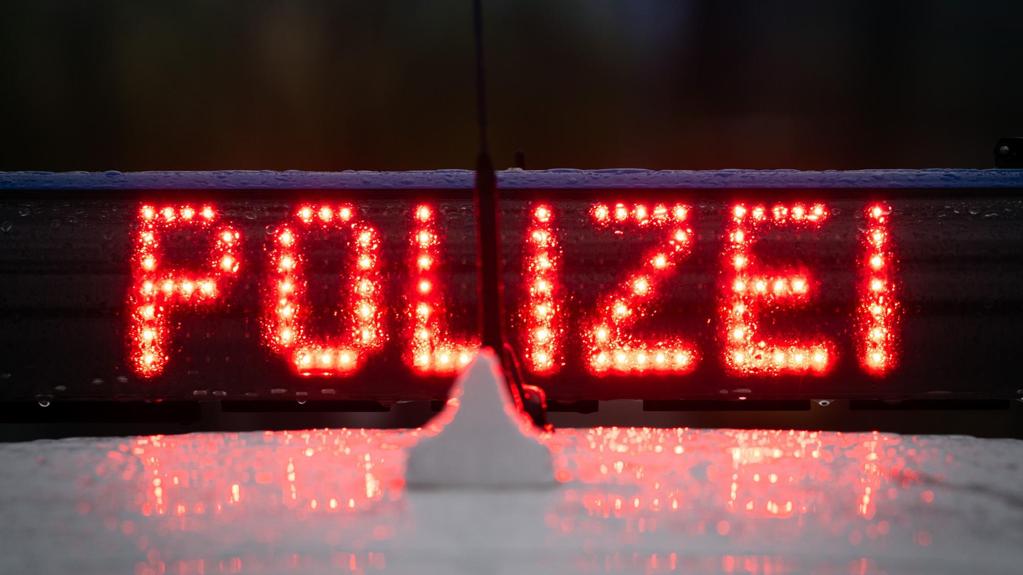 Zu sehen ist der Schriftzug „Polizei“ auf der Lichtanlage eines Einsatzfahrzeugs.