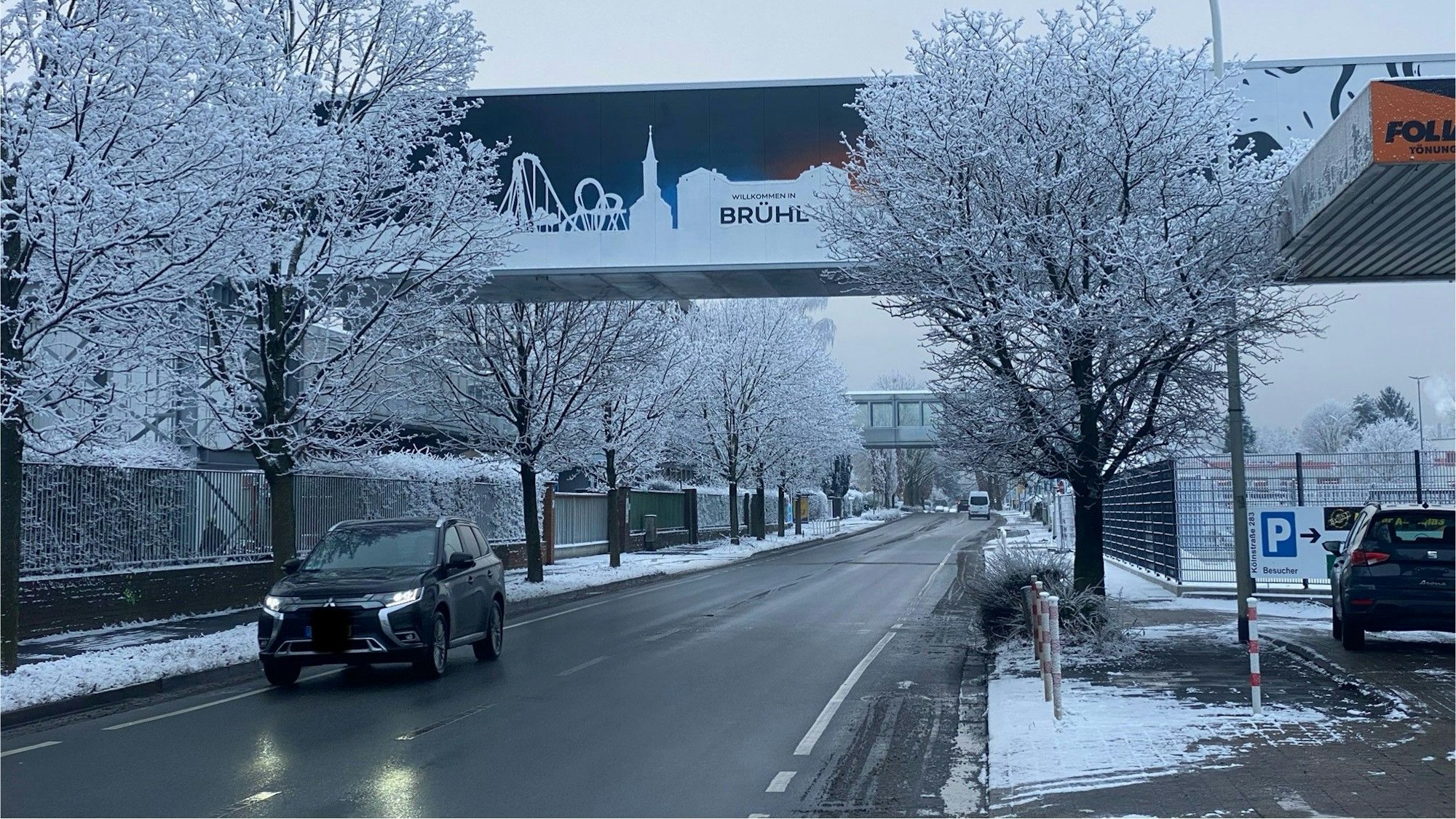 Zu sehen ist die Brückenkonstruktion über der Kölnstraße.