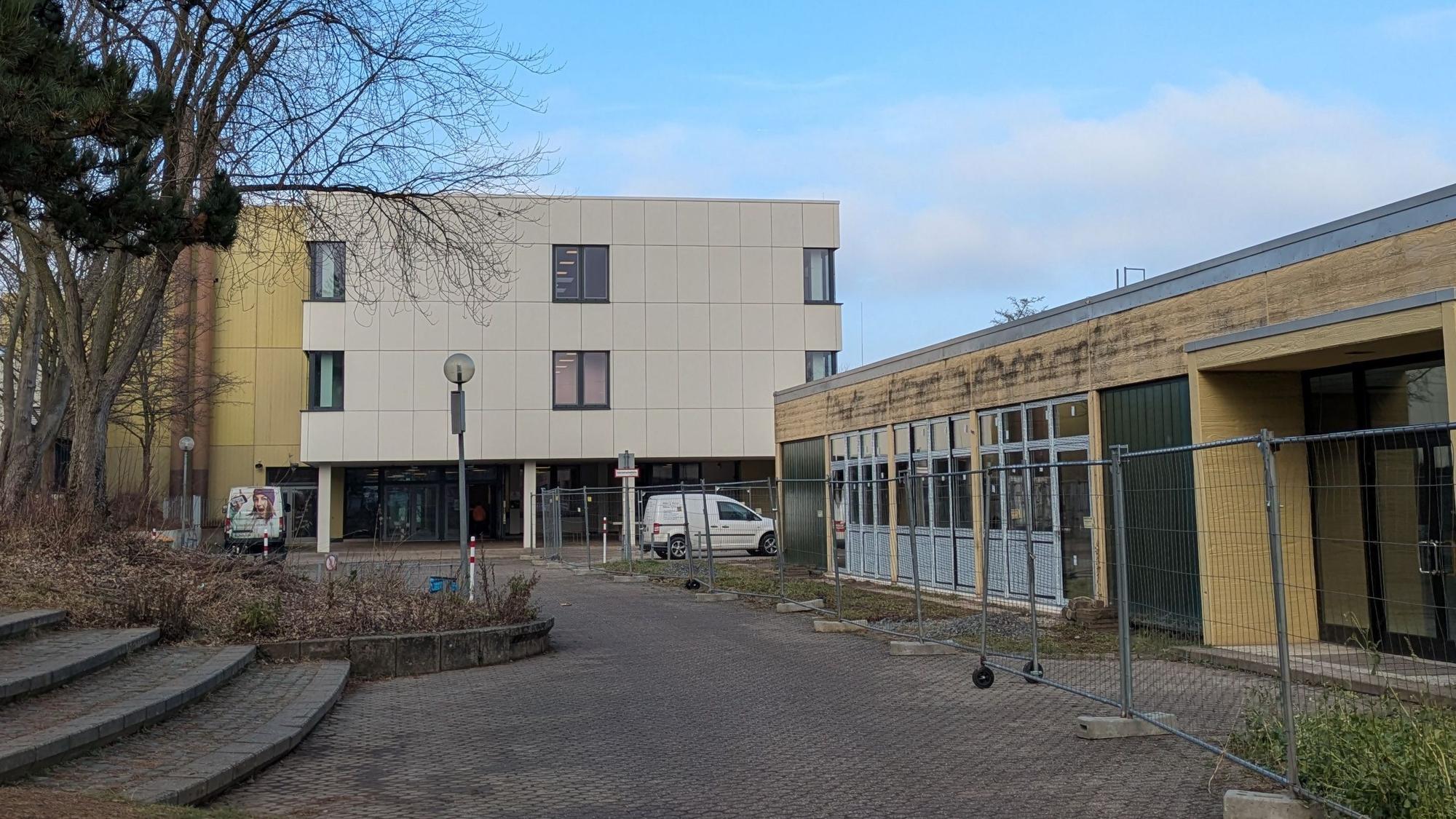 Das Gymnasium Alfter braucht bis zum Schuljahr 2027/28 einen Erweiterungsbau.