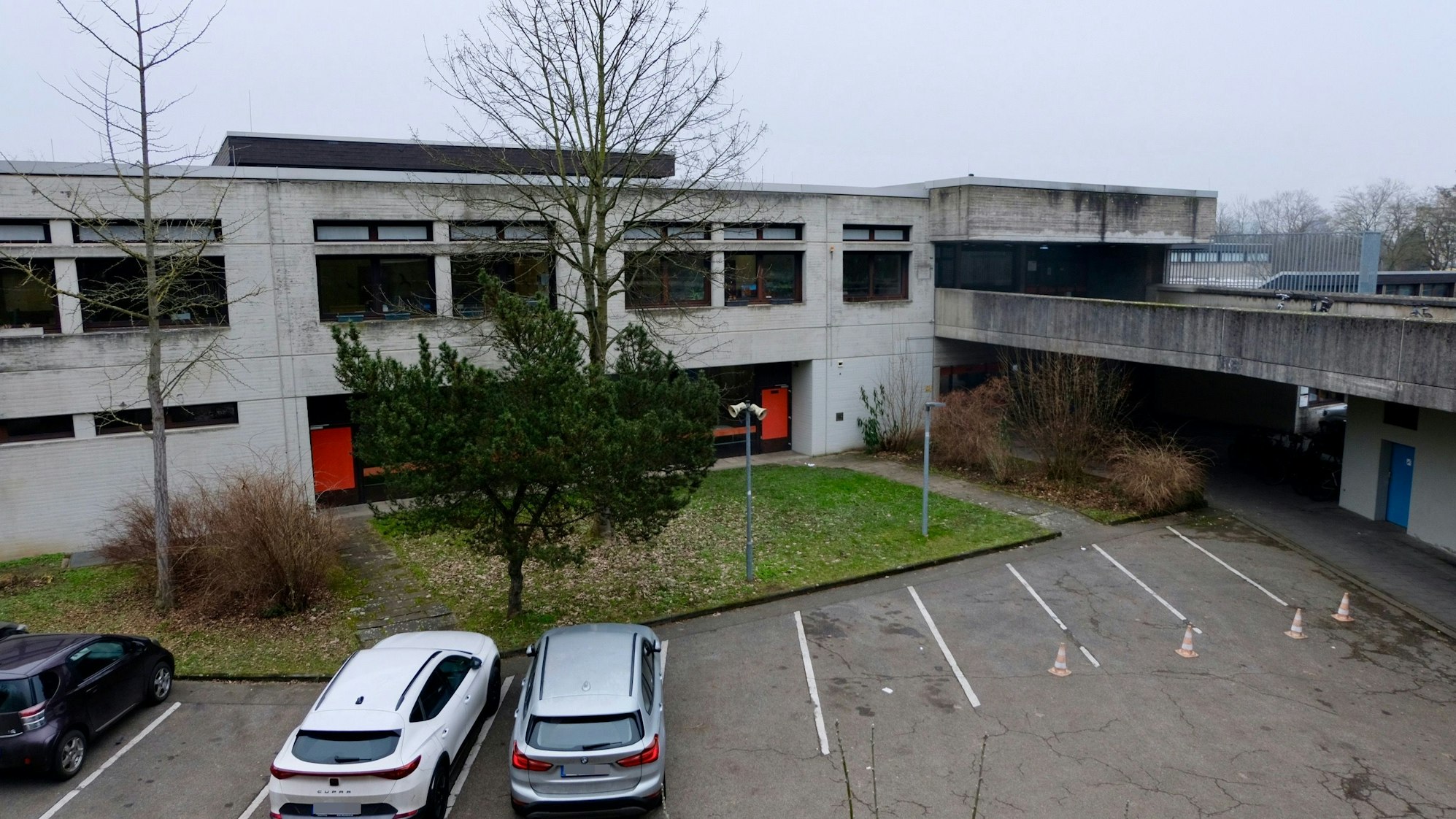 Das Gebäude der ehemaligen Ernst-Simons-Realschule in Müngersdorf.