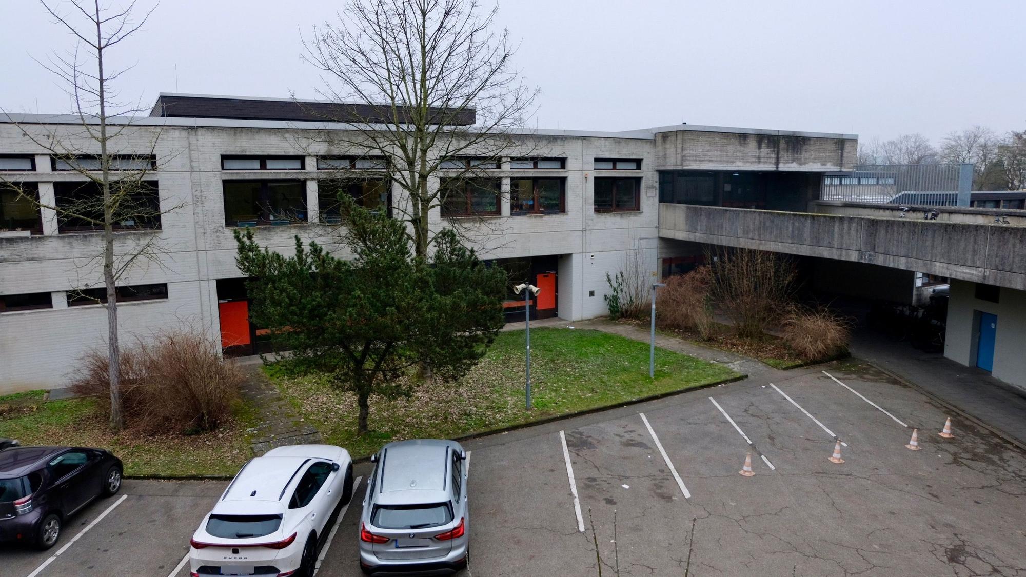 Das Gebäude der ehemaligen Ernst-Simons-Realschule in Müngersdorf.
