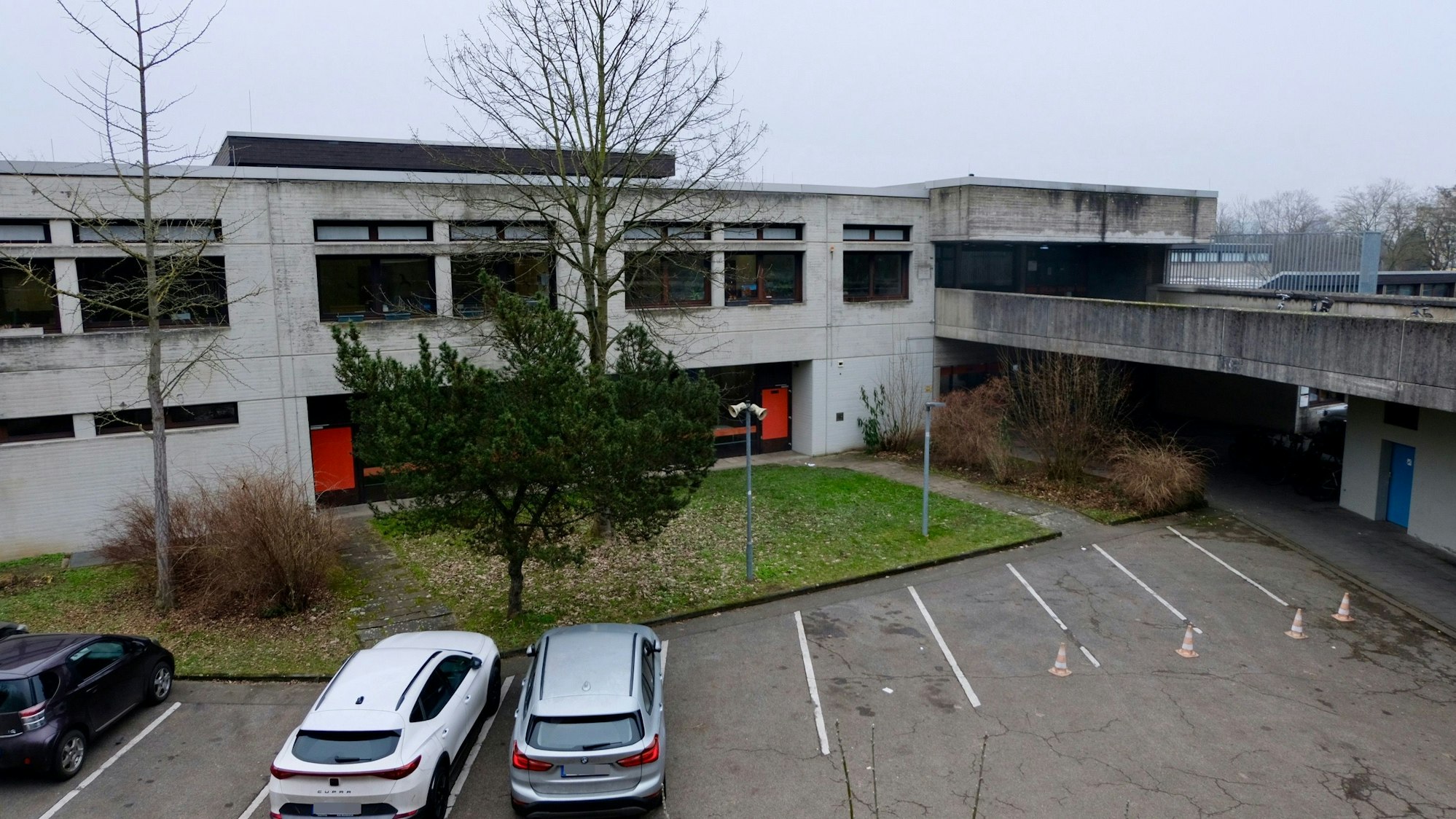 Das Gebäude der ehemaligen Ernst-Simons-Realschule in Müngersdorf.