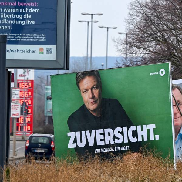 Wahlplakate von Bündnis90/Die Grünen, Die Linke, FDP und SPD stehen an der Straße.