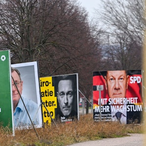 Wahlplakate von Bündnis90/Die Grünen, Die Linke, FDP und SPD stehen an der Straße.