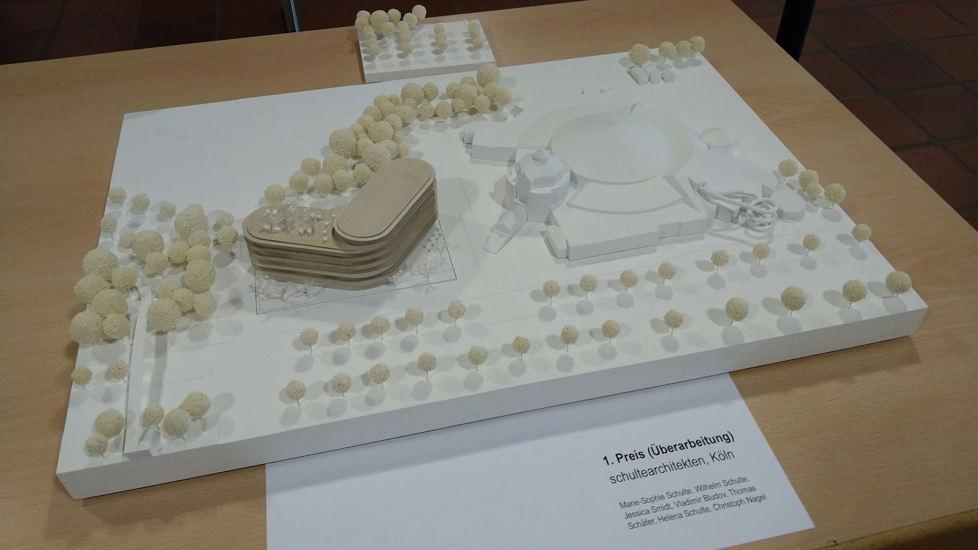 Ein Modell des künftigen Hotels konnte 2022 bei der Offenlegung der Pläne besichtigt werden.