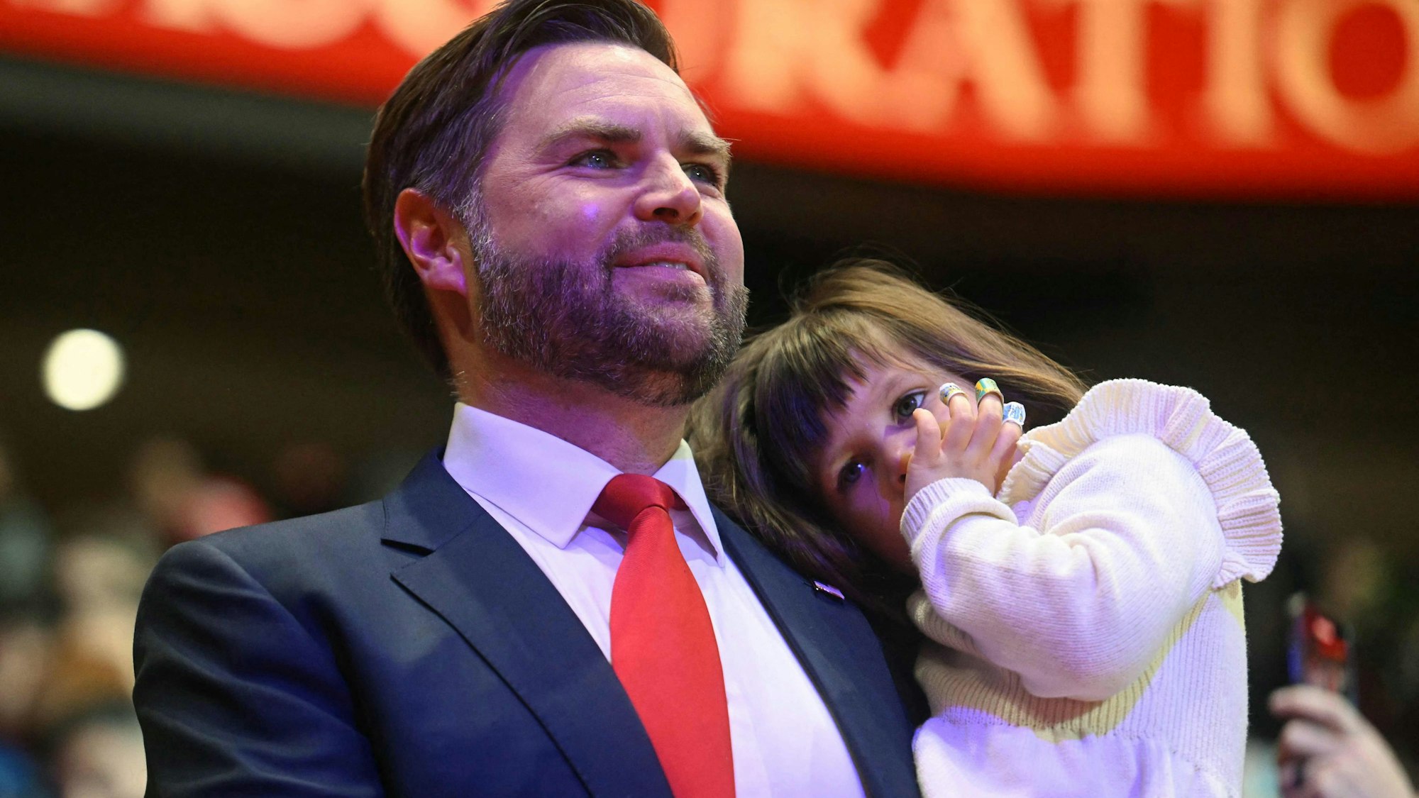 Dass J.D. Vance seine Tochter Mirabel bei der Amtseinführung dabei hatte, kam bei Beobachtern in Amerika gut an.