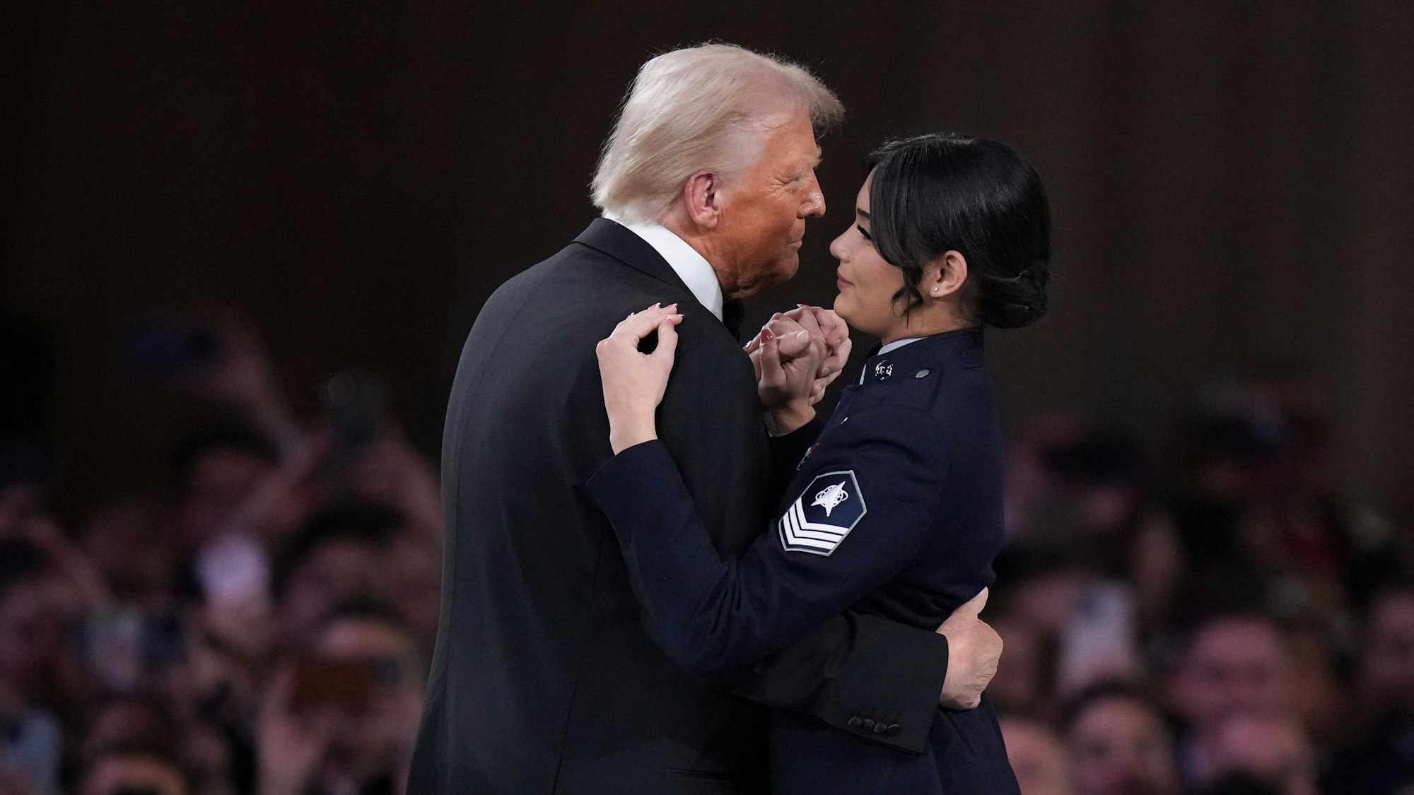 Donald Trump tanzt mit einer Angehörigen der Streitkräfte.