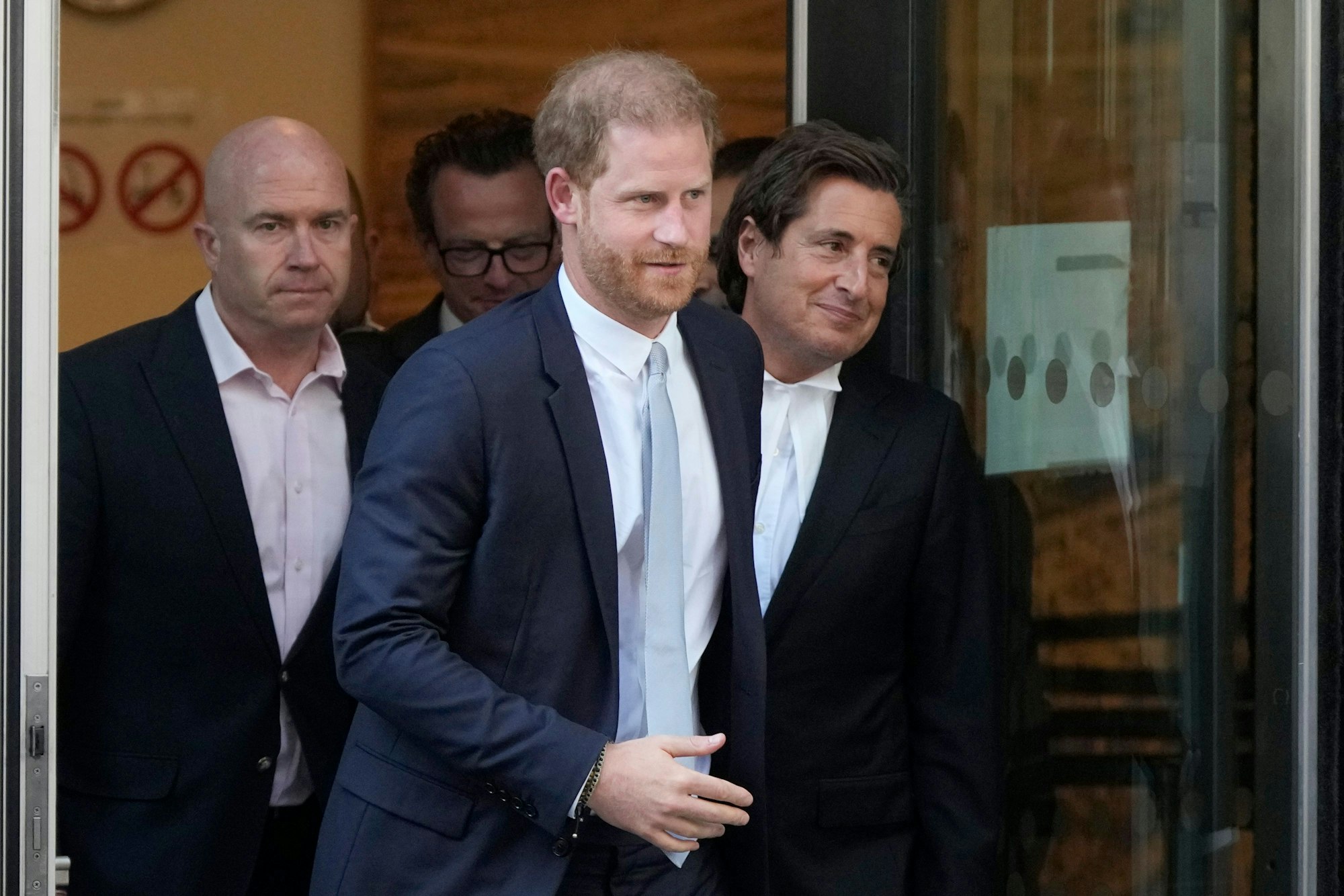 07.06.2023, Großbritannien, London: Prinz Harry (M) und sein Anwalt David Sherborne (r) verlassen den High Court nach ihrer Zeugenaussage.