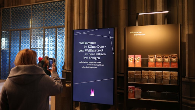 Der Dom wird immer digitaler: Infotafeln informieren die Besucher.