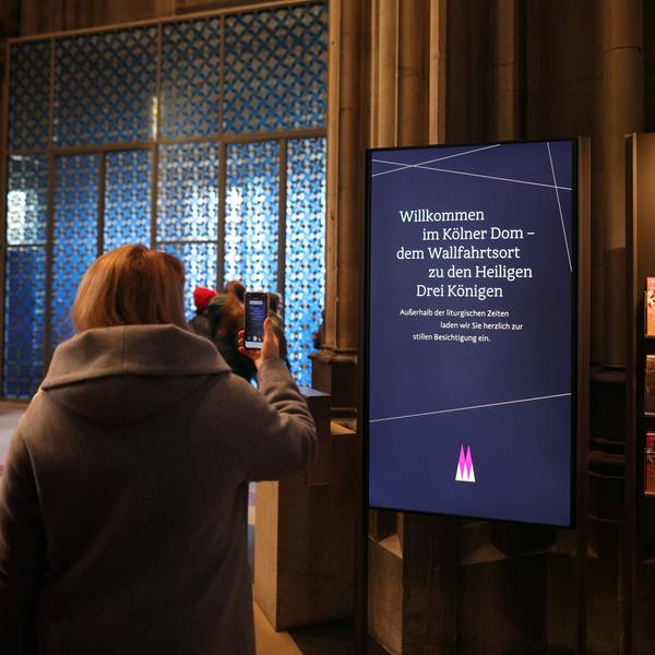 Der Dom wird immer digitaler: Infotafeln informieren die Besucher.