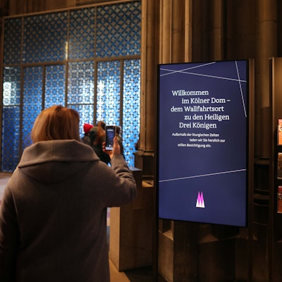 Der Dom wird immer digitaler: Infotafeln informieren die Besucher.