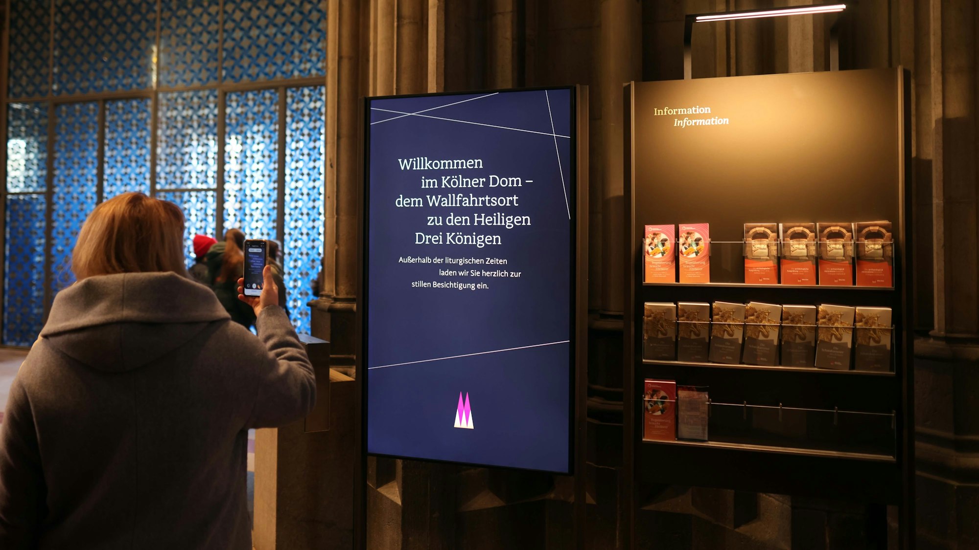 Der Dom wird immer digitaler: Infotafeln informieren die Besucher.