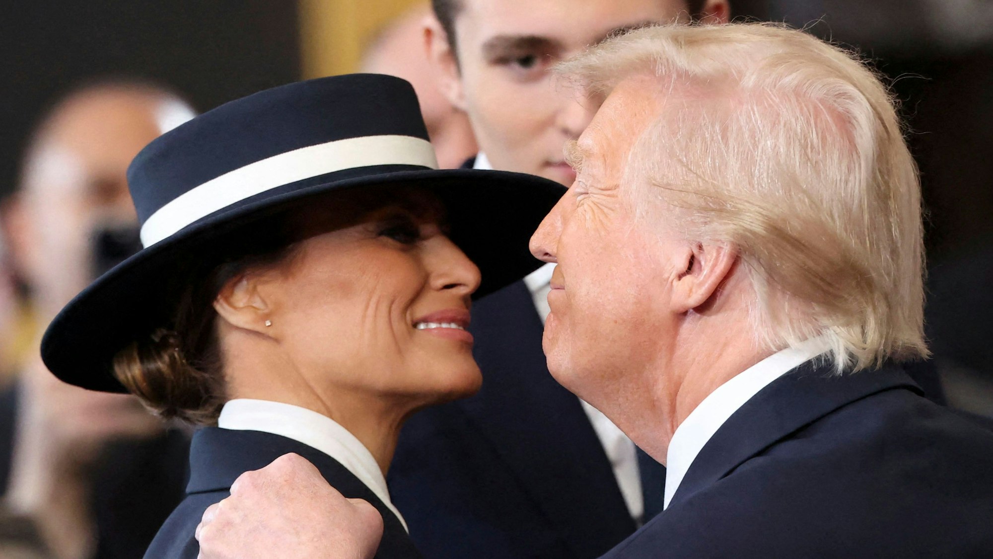 Donald Trump hatte beim Versuch, seine Frau Melania zu küssen, einen Widersacher: Deren breitkrempigem Hut.