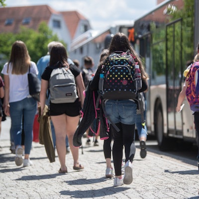Mit ihrem Deutschlandticket statt einem Schülerticket nutzen Pänz aktuell den ÖPNV (Symbolbild).