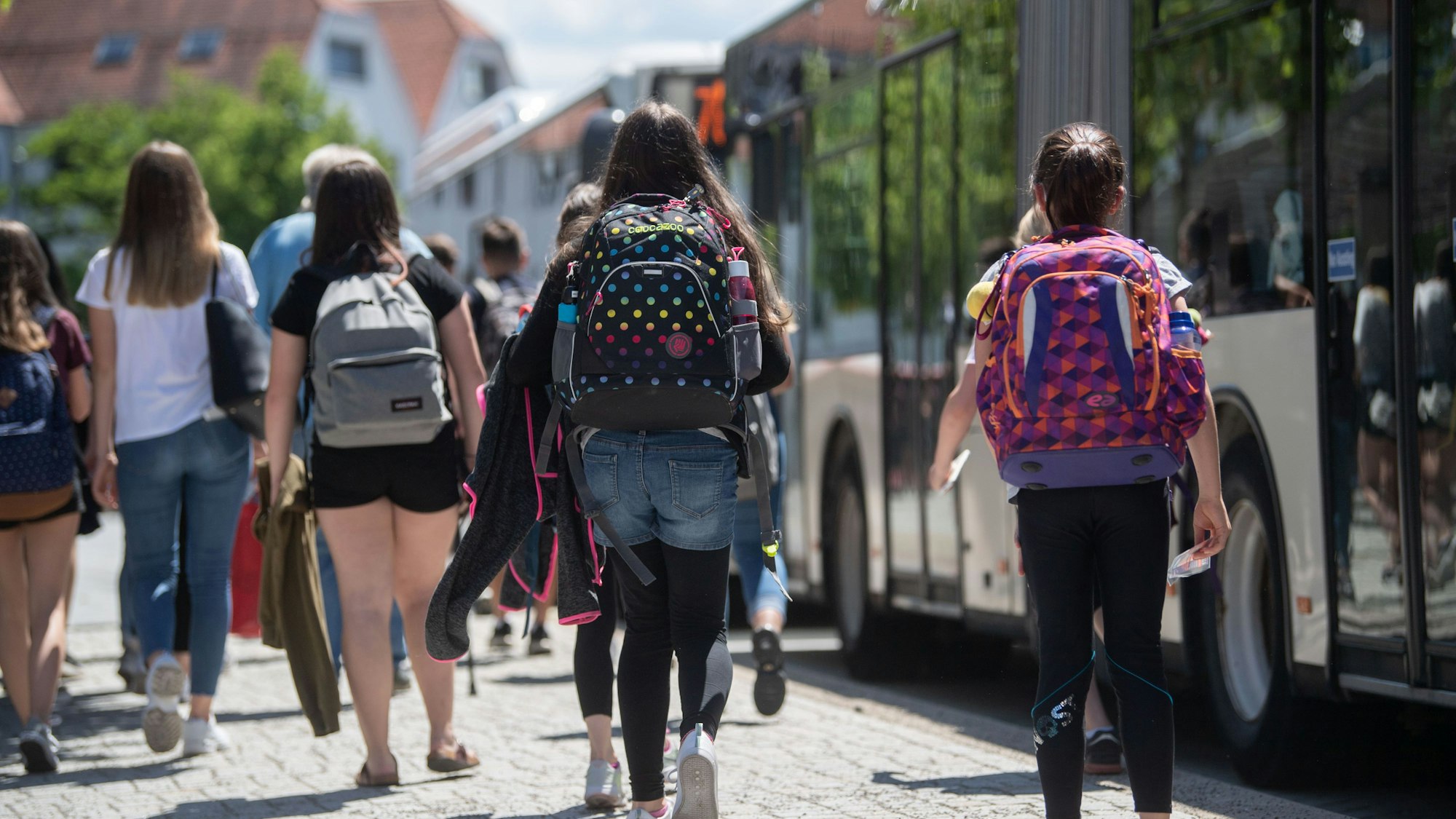 Mit ihrem Deutschlandticket statt einem Schülerticket nutzen Pänz aktuell den ÖPNV (Symbolbild).
