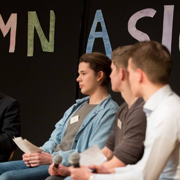 Podiumsdiskussion in einer Schule.