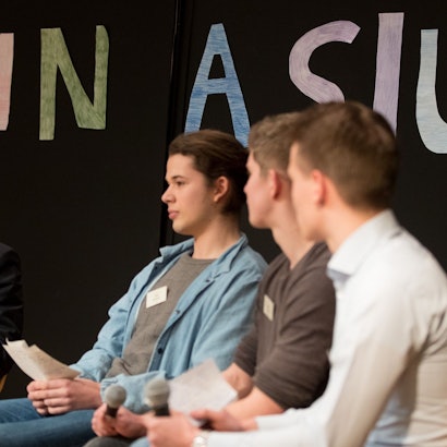 Podiumsdiskussion in einer Schule.