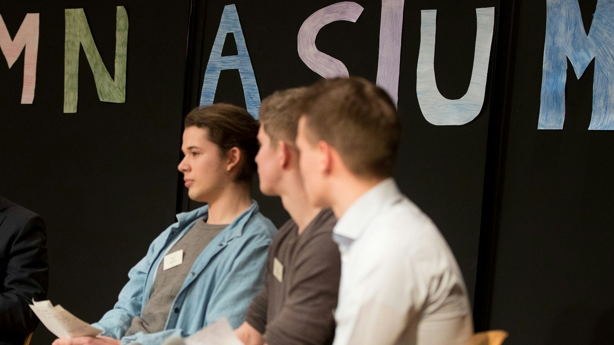 Podiumsdiskussion in einer Schule.