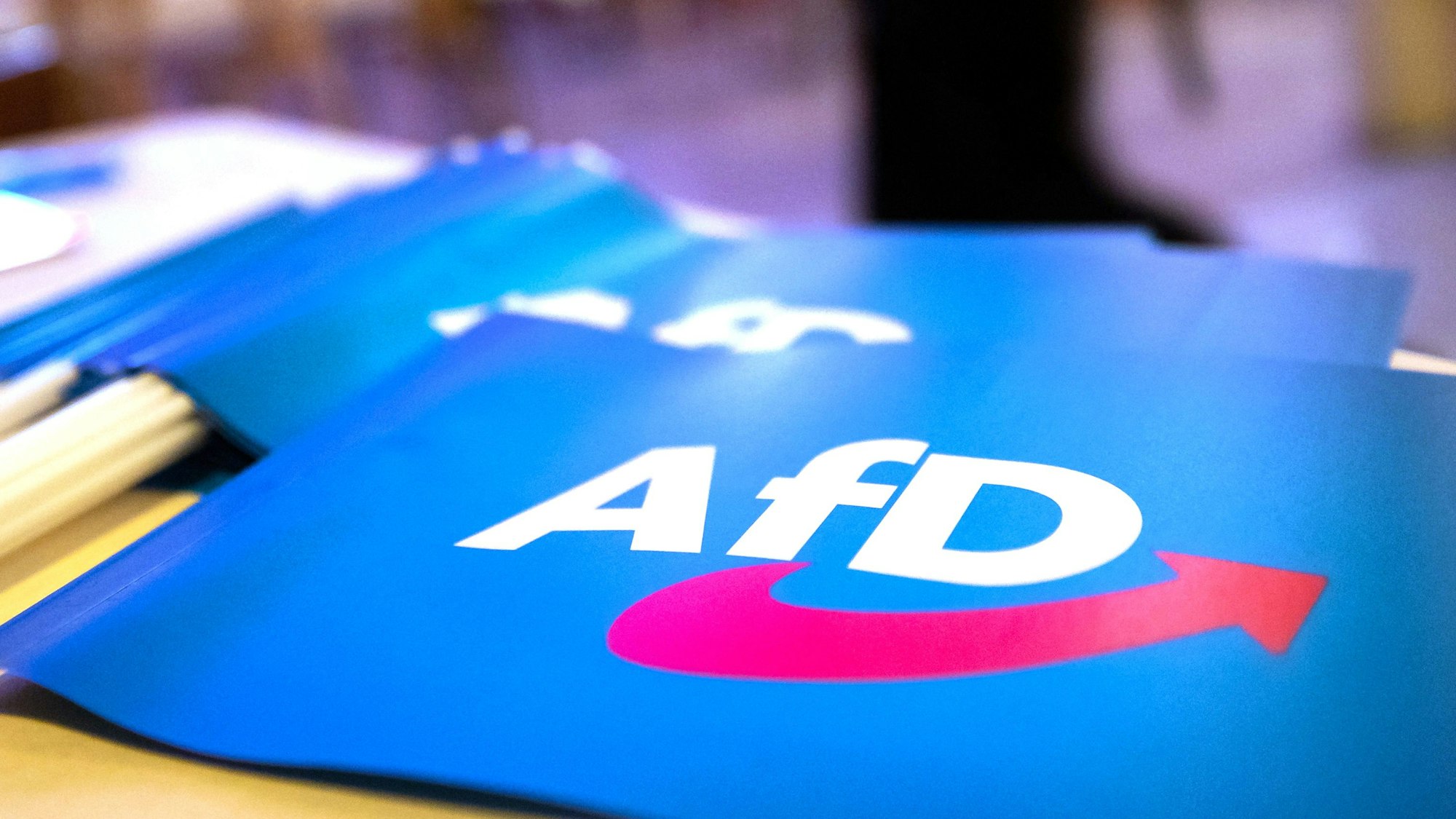 ARCHIV - 24.11.2018, Bayern, Greding: Fähnchen mit dem Logo der AfD liegen auf einem Tisch.