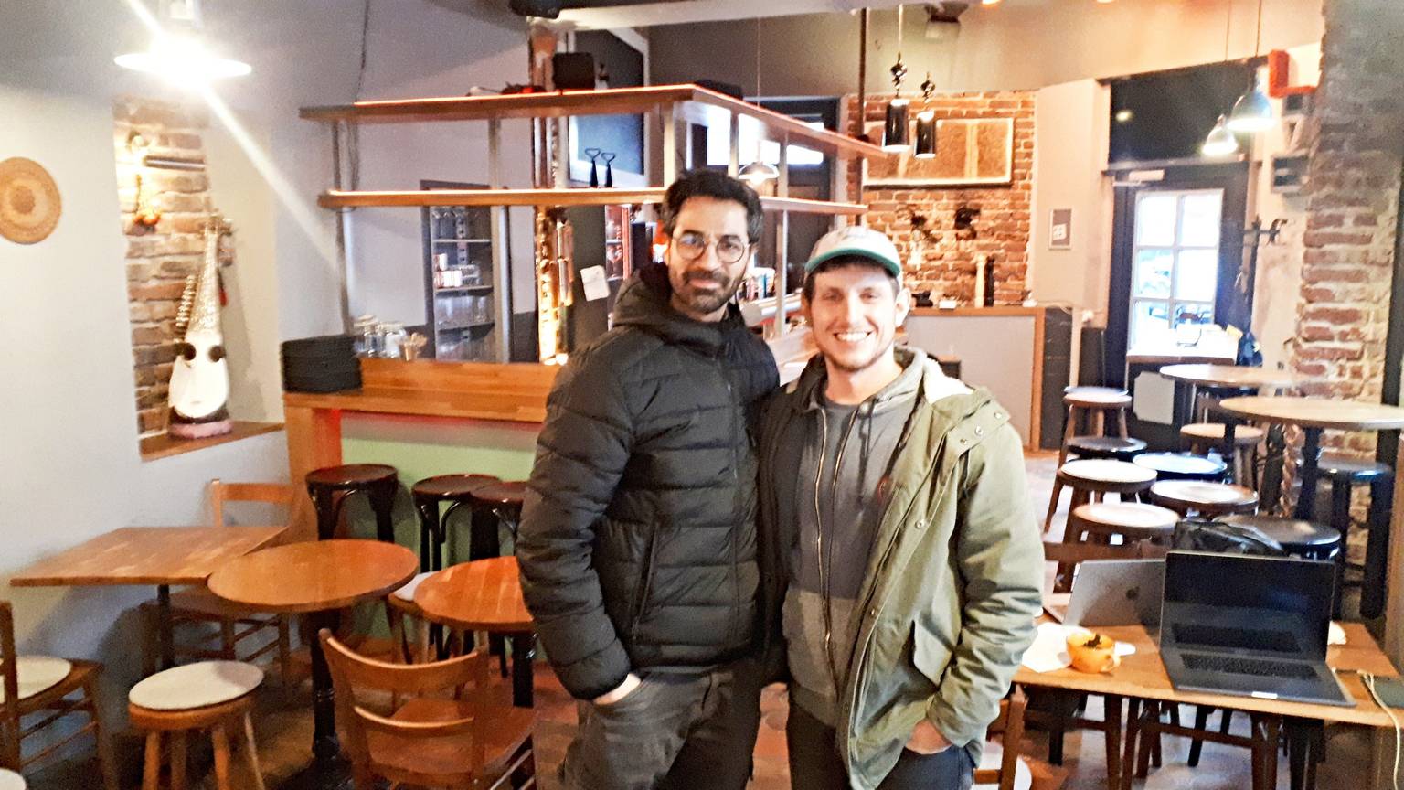 Vorfreude auf den neuen Laden: Jonas Rubers (l.) und Mazlom Sediqi in den Räumlichkeiten des zukünftigen „CabiNett“.