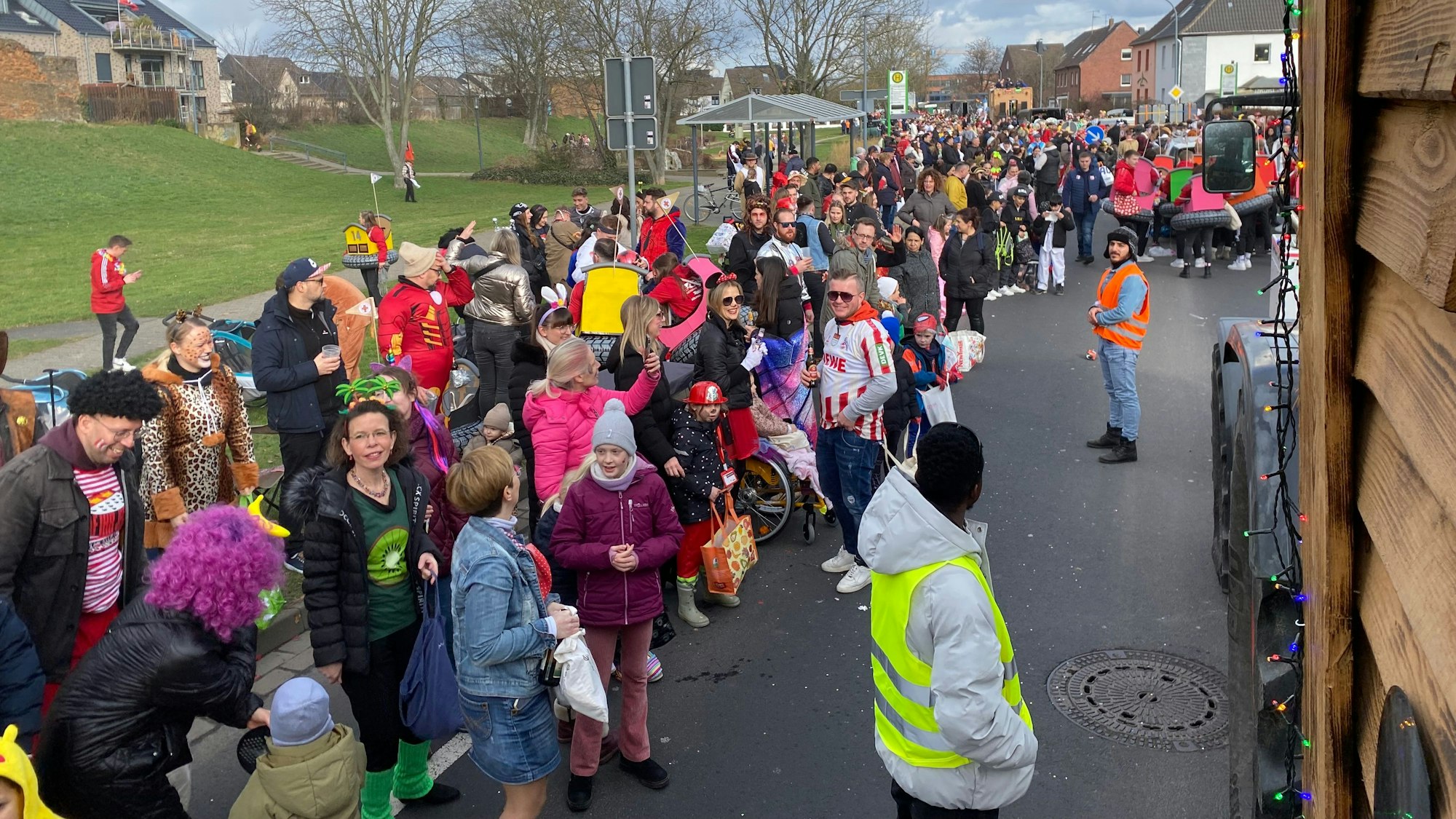 Ein Blick aus dem Wagen auf die zahlreich erschienen Karnevalisten in Zülpich.