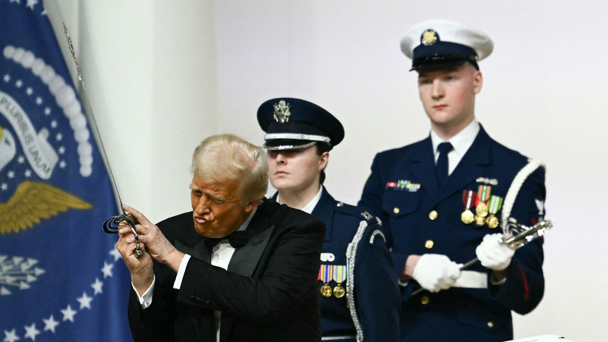 Donald Trump schwingt einen Säbel.