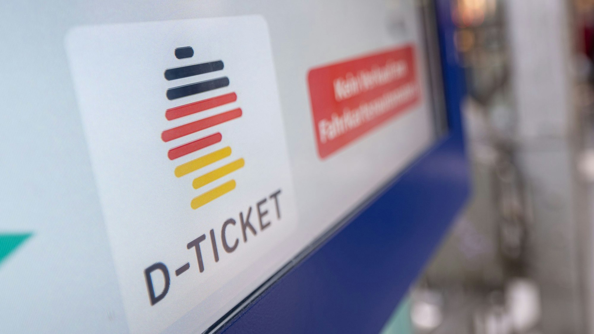 Ein Plakat wirbt für das Deutschlandticket.