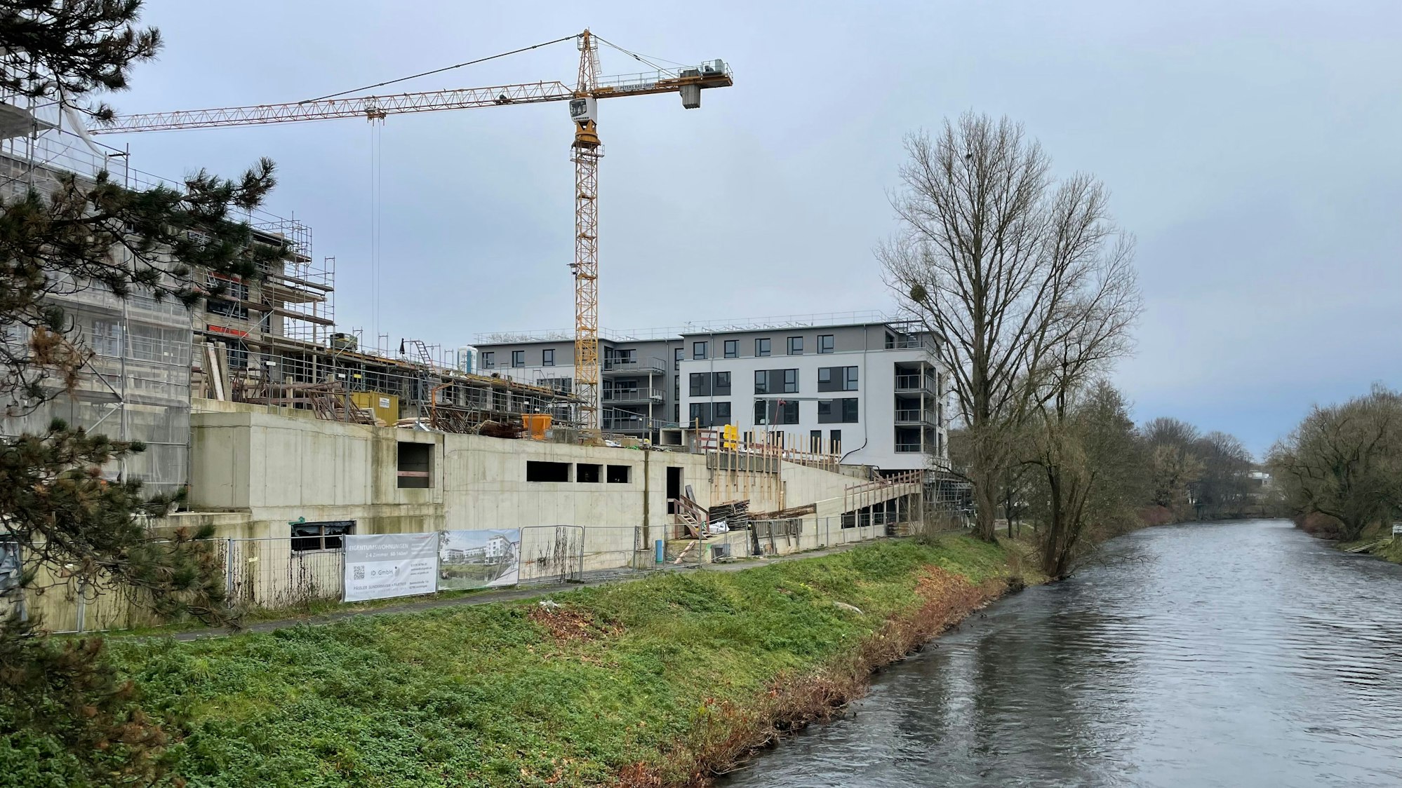 Ein Baukran auf einer Baustelle am Leichlinger Wupperufer.