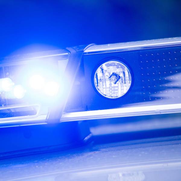 Der Besatzung eines Streifenwagens fiel auf der Westtangente in Wiehl-Bomig ein Auto auf, das als gestohlen gemeldet war. Danach begann eine wilde Verfolgungsjagd. Das Foto zeigt ein blitzendes Blaulicht.