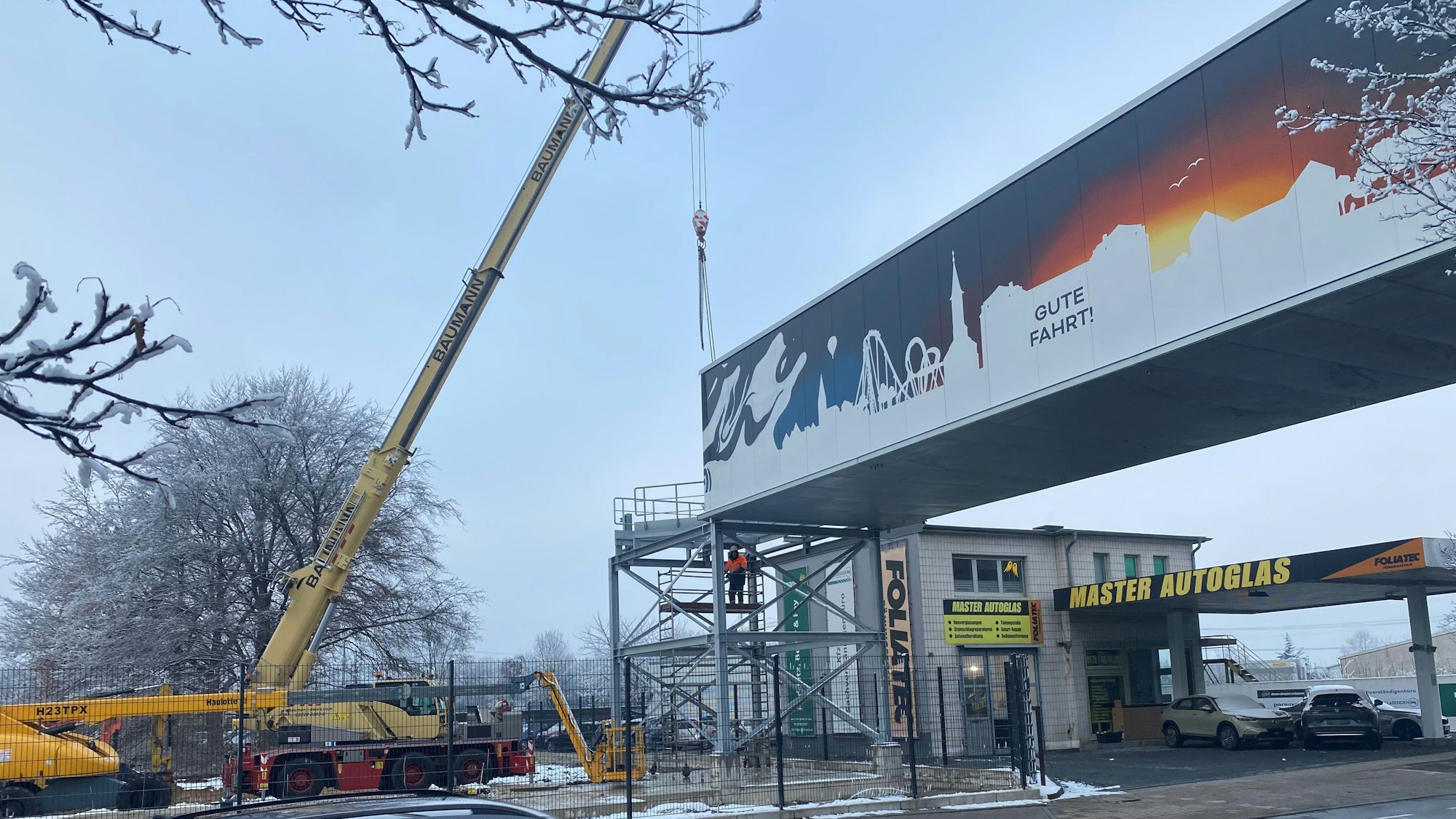 Zu sehen ist ein Kran neben der neue Brückenkonstruktion.