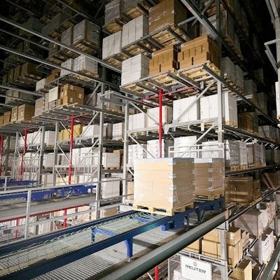 Sicht auf ein Hochregallager mit verschiedenen Verpackungen