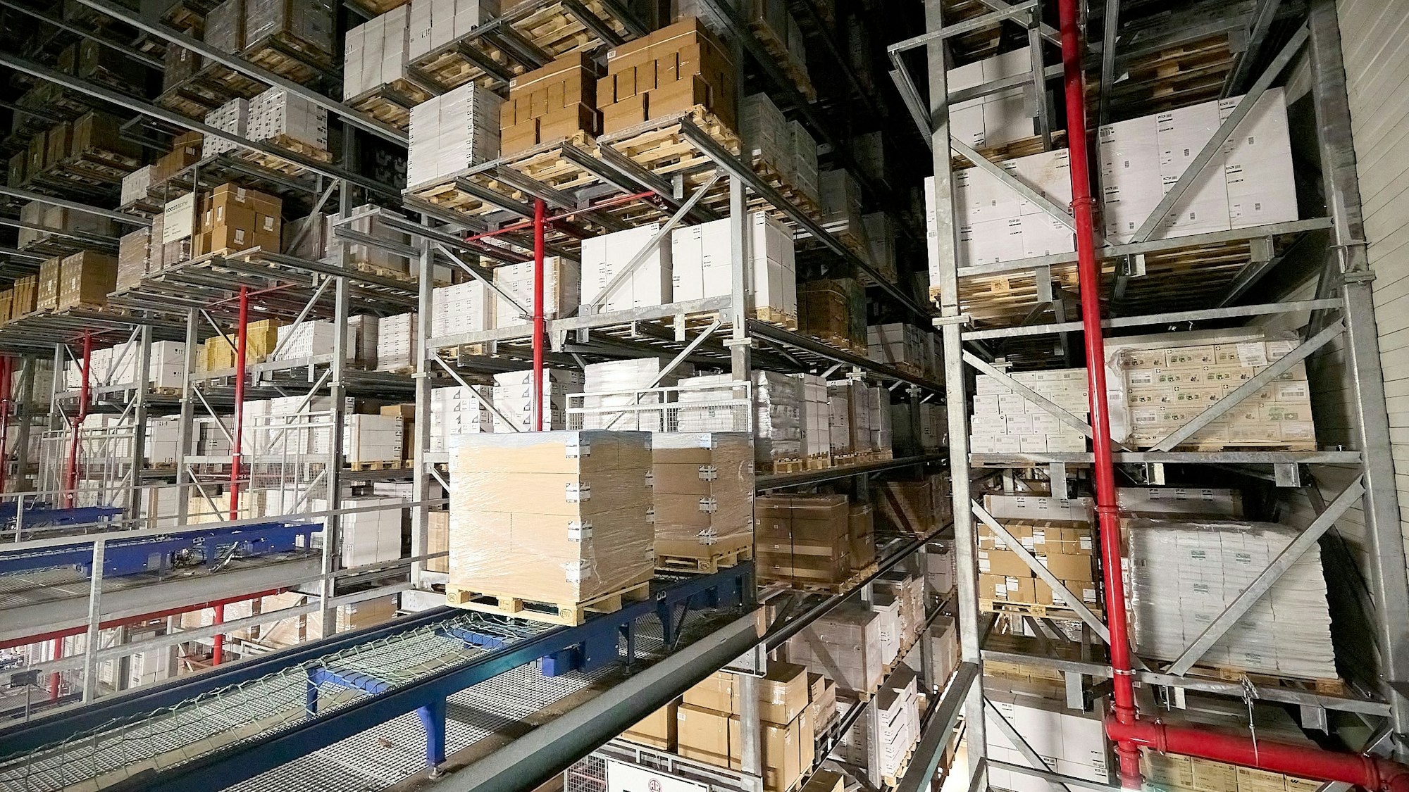 Sicht auf ein Hochregallager mit verschiedenen Verpackungen