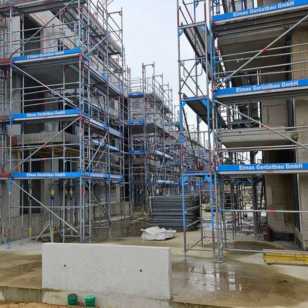 Zu sehen ist eine Baustelle für Mehrfamilienhäuser.